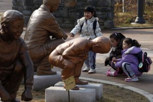 Foto de arquivo mostra parque na Coreia do Sul que reúne estátuas que mostram adultos e crianças defecando: estudo descobriu que fezes contêm metais preciosos (Foto: Kim Hong-ji/Reuters)