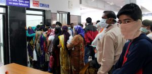 Pacientes suspeitos de estarem com gripe suína fazem fila para serem atendidos em hospital público na cidade de Bhopal, na Índia. A foto é de fevereiro de 2015