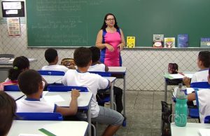 Professora ganhou dois prêmios nacionais pelo trabalho desenvolvido (Foto: Reprodução/TV Anhanguera)