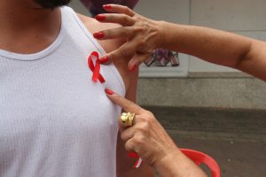 Fita vermelha é o símbolo do combate à AIDS 
